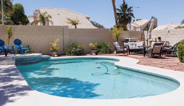 SPLASH into FUN! HTD POOL FIre Pit, BBQ, PET OK 10 Min to Strip