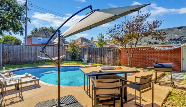 Splash & Play Hideaway: Pool House + Game Room/Gym