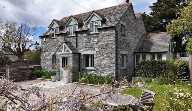 SPLATT BARN, family friendly, character holiday cottage in Rock