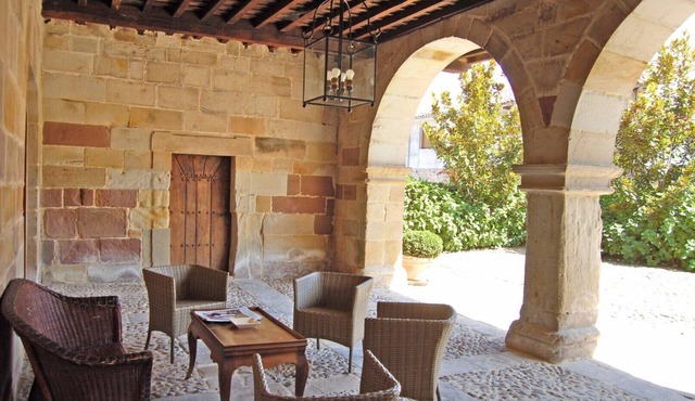 Splendid 18th-century manor house, restored with all services