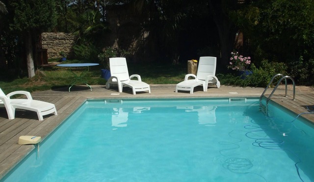 Splendid air-conditioned stone and wood villa: in Pézenas (town of the Middle Ages).