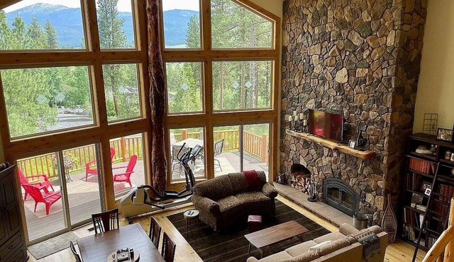 Splendid and Comfortable Retreat in Meadows Valley. Views of Brundage Mountain.