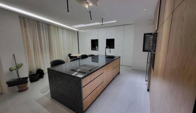 Splendid apartment, nice quality fittings, air-co.