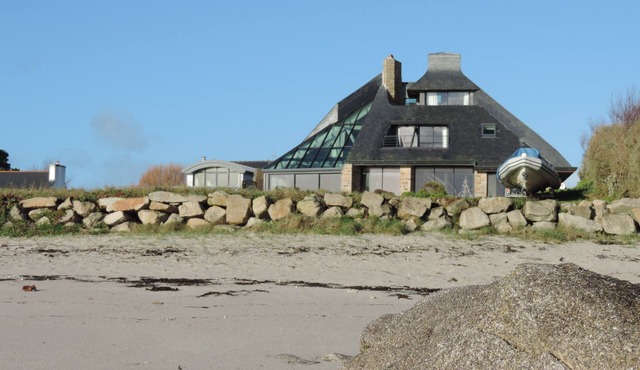 Splendid beach villa with pool