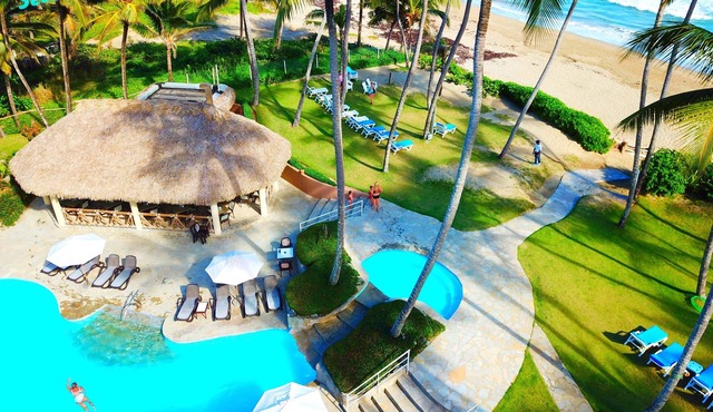 Splendid beachfront penthouse - close to town!