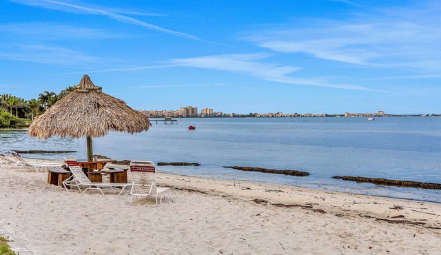 Splendid condo with private beach access heated pool hot tub and volleyball