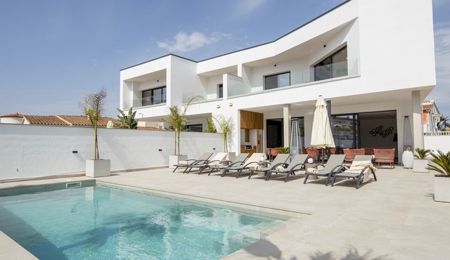 Splendid contemporary villa in the city center 3 minutes walk from the beach