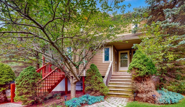 Splendid dog-friendly home with hot tub, deck, free WIFI & gas grill