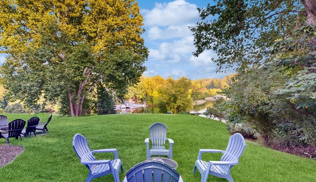 Splendid dog friendly home with shared pool, kayaks & free WIFI