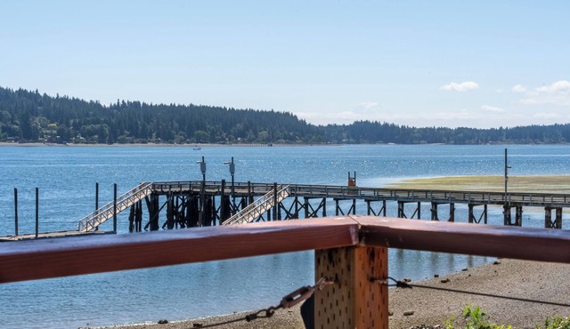 Splendid entire private beach bungalow with Kayak and Hot-tub, Bremerton WA