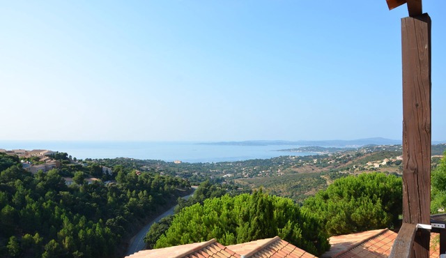 Splendid view of the Gulf of Saint-Tropez, very well equipped apartment