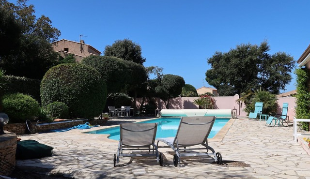 Splendid villa in a quiet area 800 meters from the beach and the port of Brusc