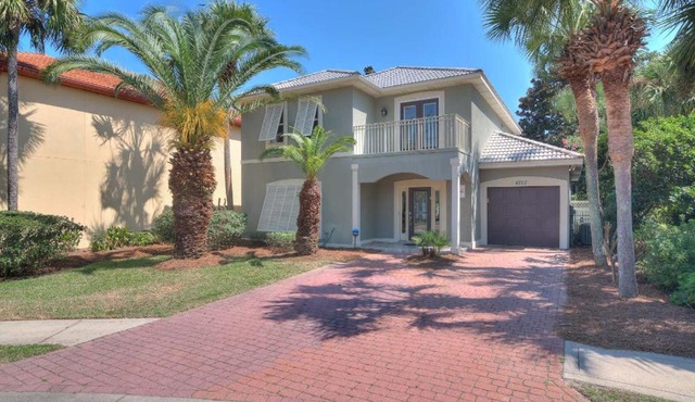 Splendid Home With Private Pool and Hot Tub Patio, 8mn Walk to Beach, Pets Welcome