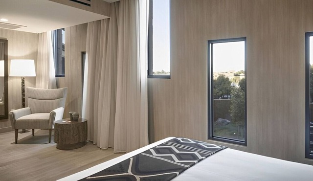 Splendid King Rm w/ Rooftop Restaurant & Lounge!