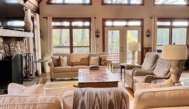 Splendid Lake Toxaway home on golf course - golf cart/walk to Marina in minutes!