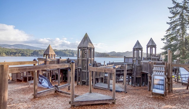 Splendid Log Cabin Home has King Suite, Smart TVs, Bonus Room with Ocean View!