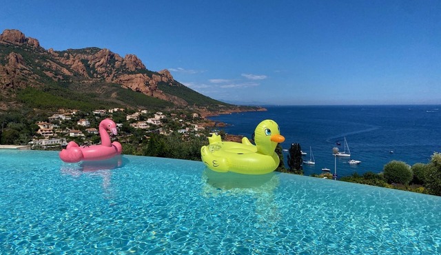 Splendid sea and Esterel views, sandy beach 300m away, infinity pool