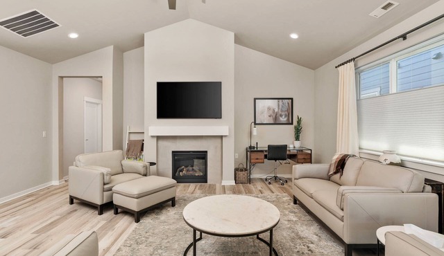 Splendid Single Level Home, Private Patio & Fire-Table, Shared Pool, Hot Tub, Gym Walk 2 Golf Course