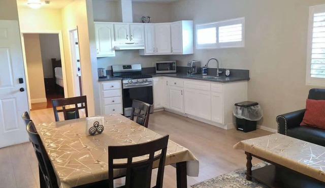 Splendid Spacious Stay in Miracle Mile District