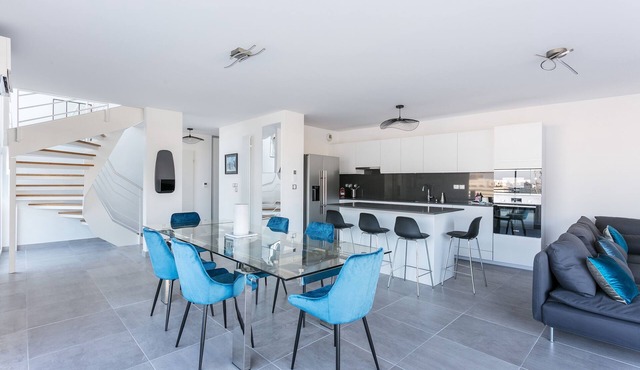 Splendid T4 duplex on the roofs with breathtaking views