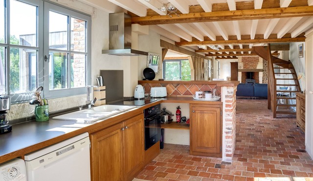 Splendid view, peaceful, big garden, 10 mn walk to town, free P, dogs accepted