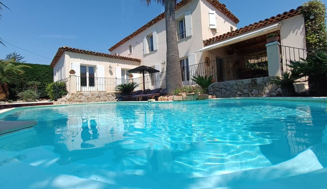 Splendid villa Antibes swimming pool, garden, classified 4*, spacious, very good reception.