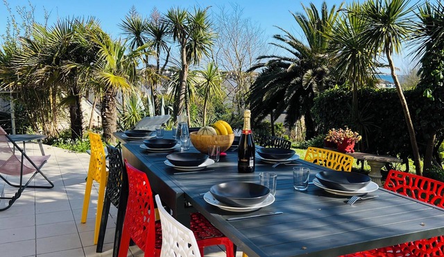 SPLENDID VILLA overlooking EXOTIC garden, BEACHES 200m away