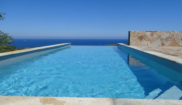Splendid Villa of 140m² with infinity pool and 180 ° full sea view