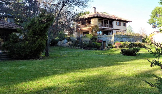Splendid villa with large garden and game court in cool climate