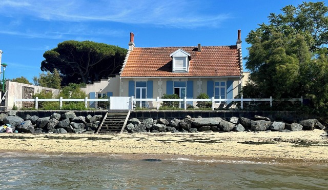 Splendid waterfront Villa with stunning view over the ocean