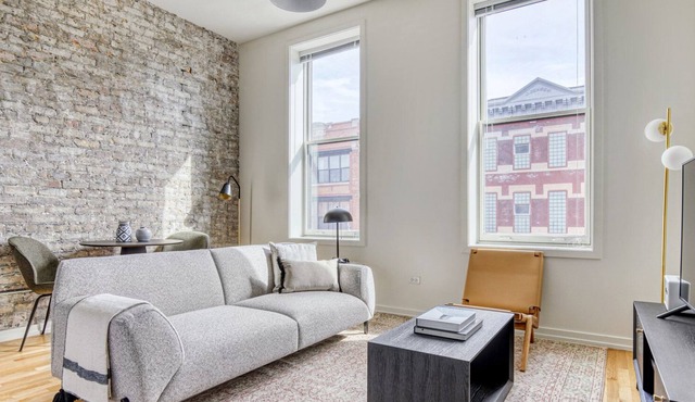 Splendid Wicker Park 1BR w/ W/D, 1 block to L, Six Corners, by Blueground