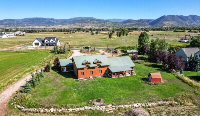 Splendor Valley Farms · Huge Log Cabin w/King Bed, Bunk Beds, & Game Room