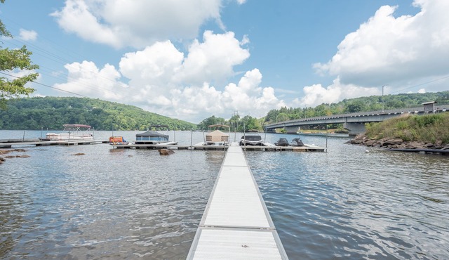 Split Lakefront Gem w/Pool Table & Dock Slip