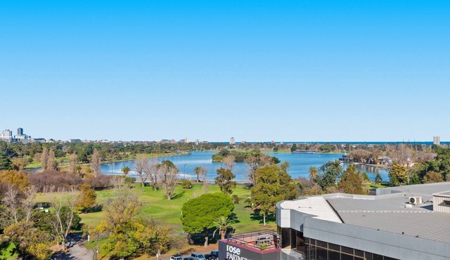 Split-Level 2BR with City-View and Separate Study