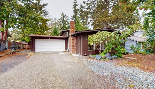 Split-level home with 2 fireplaces & backyard - near downtown & Lake Whatcom