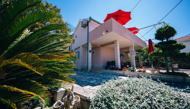 Split Podstrana: House with garden