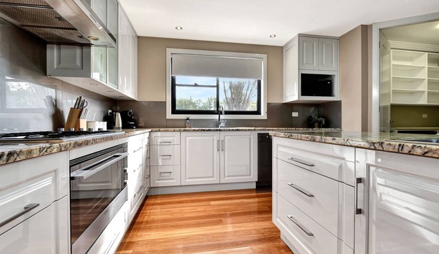 Spoil someone special at this luxe Hunter Valley Estate - stunning luxury in super central location