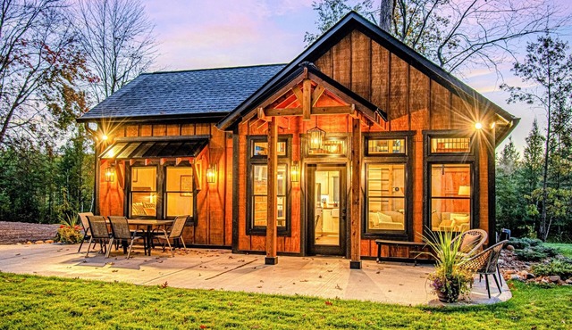 SPOONER LAKE ISLAND OASIS, 2 Pools, 3 Hot Tubs, 3Acres, 1,000' Shore, Pickleball