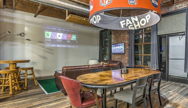 Sports DWTN Loft-Projector TV-Dining/Poker Table