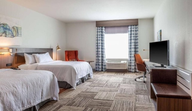 Sports Fan Haven: Indoor Pool, Walk to Ballpark. Quick drive to River Market.