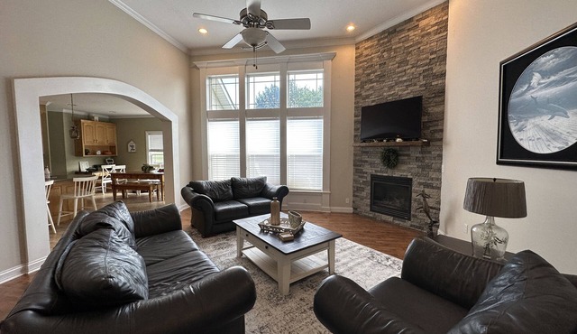 SPORTS FANS 5 Bedroom, 3 Bath, Sleeps 16! Only 12 Min From MIZZOU, Breakfast