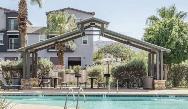 Sports fans & Foodies King with Balcony, Queen, pool minutes to Golf & Airport