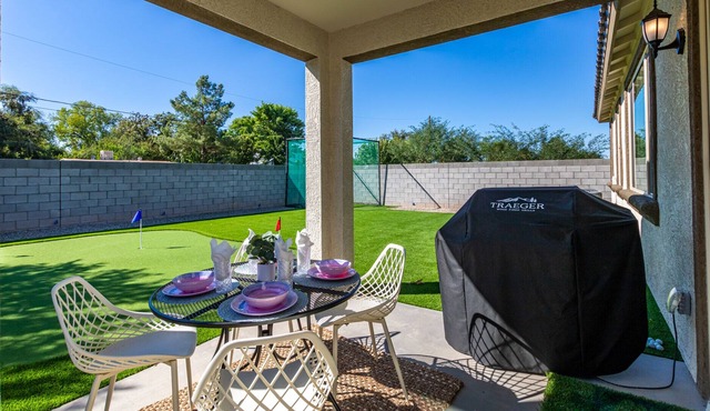 Sports Lovers Walk To Fun! Golfers Paradise!