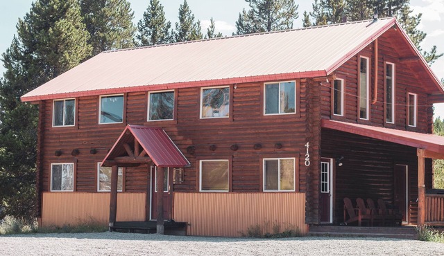 Sportsman Cabin, 15 miles to West Yellowstone ! Hot Tub, on Snowmobile Trail.