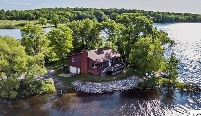 Sportsman’s Dream on Round Lake! Lookout cabin-Minnesota Northwoods-Sleeps 8nn