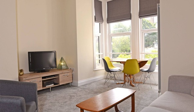 Spotless 2-bed apartment with gentle ramp access in central Eastbourne for 4