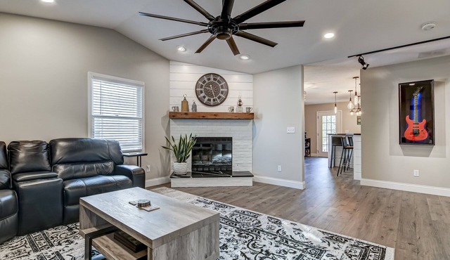 Spotless and Simple Trendy Condo Chatham/Springfield