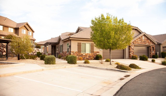 SPOTLESS, Booking for WINTER AND SPRING 3bdrm 2bth ONE LEVEL Great location!