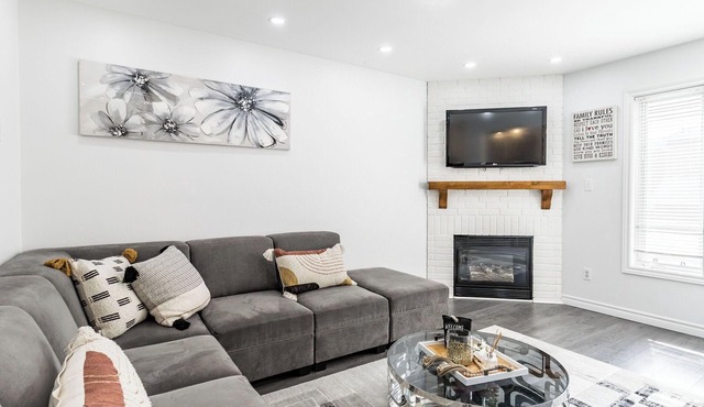 Spotless Bright Home By The Headwaters In Orangeville!