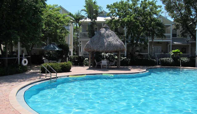 Spotless Fully Renovated Family Home. Free parking WiFi Pool.
